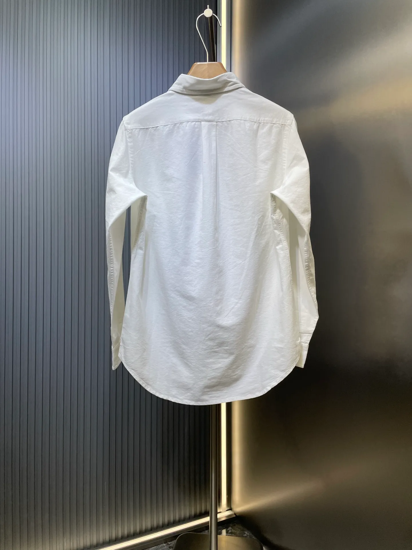 P370 Ralph Lauren 🌟 War Horse solid color shirt, macaron color, white upper body, loose fit, contrasting embroidery design on the cuffs and chest, button closure, can be paired with a skirt of the same color Size: xs-xl